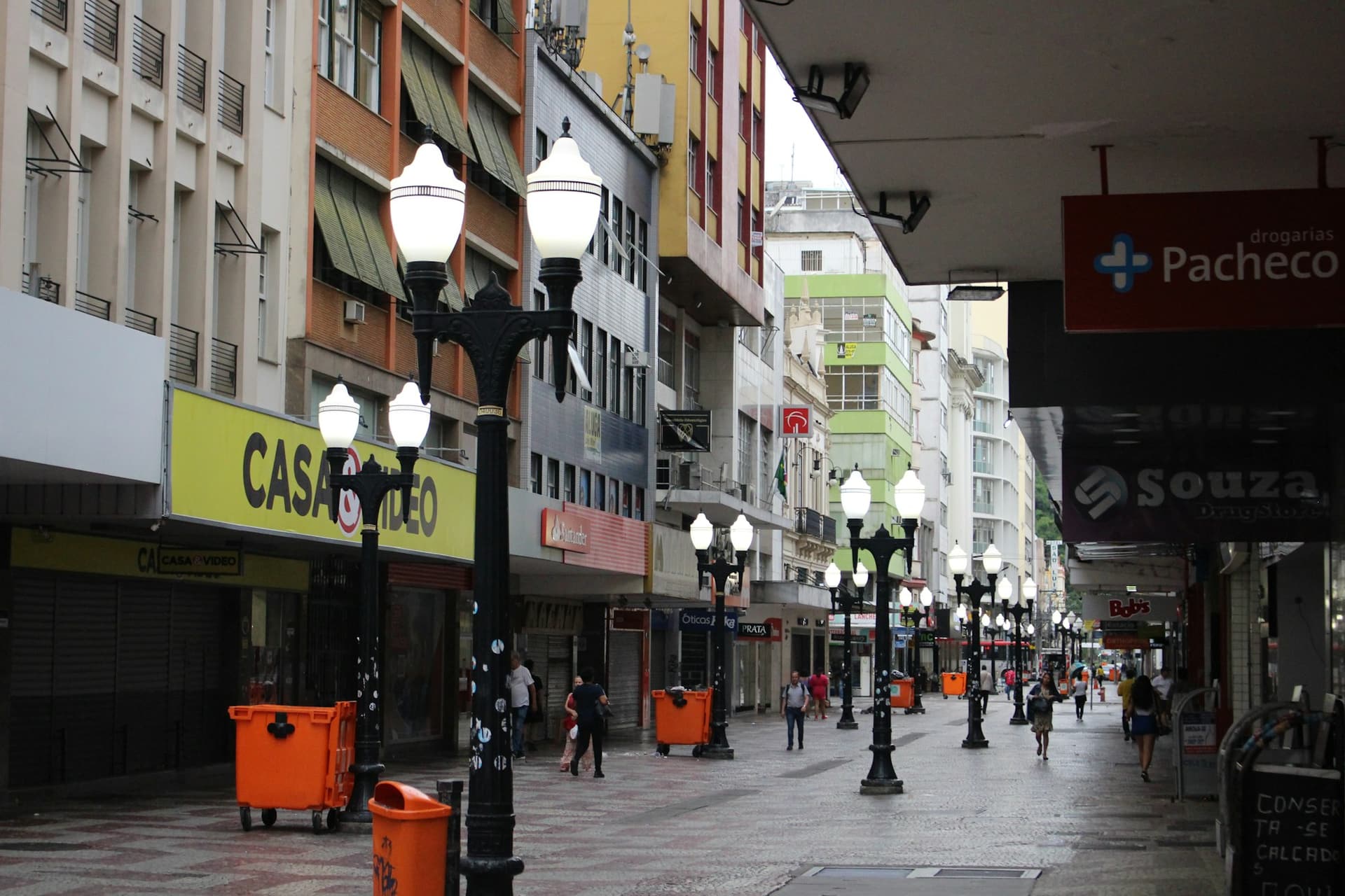 Calçadão da Rua Halfeld, no centro de Juiz de Fora, com os postes de ferro fundido em perspectiva