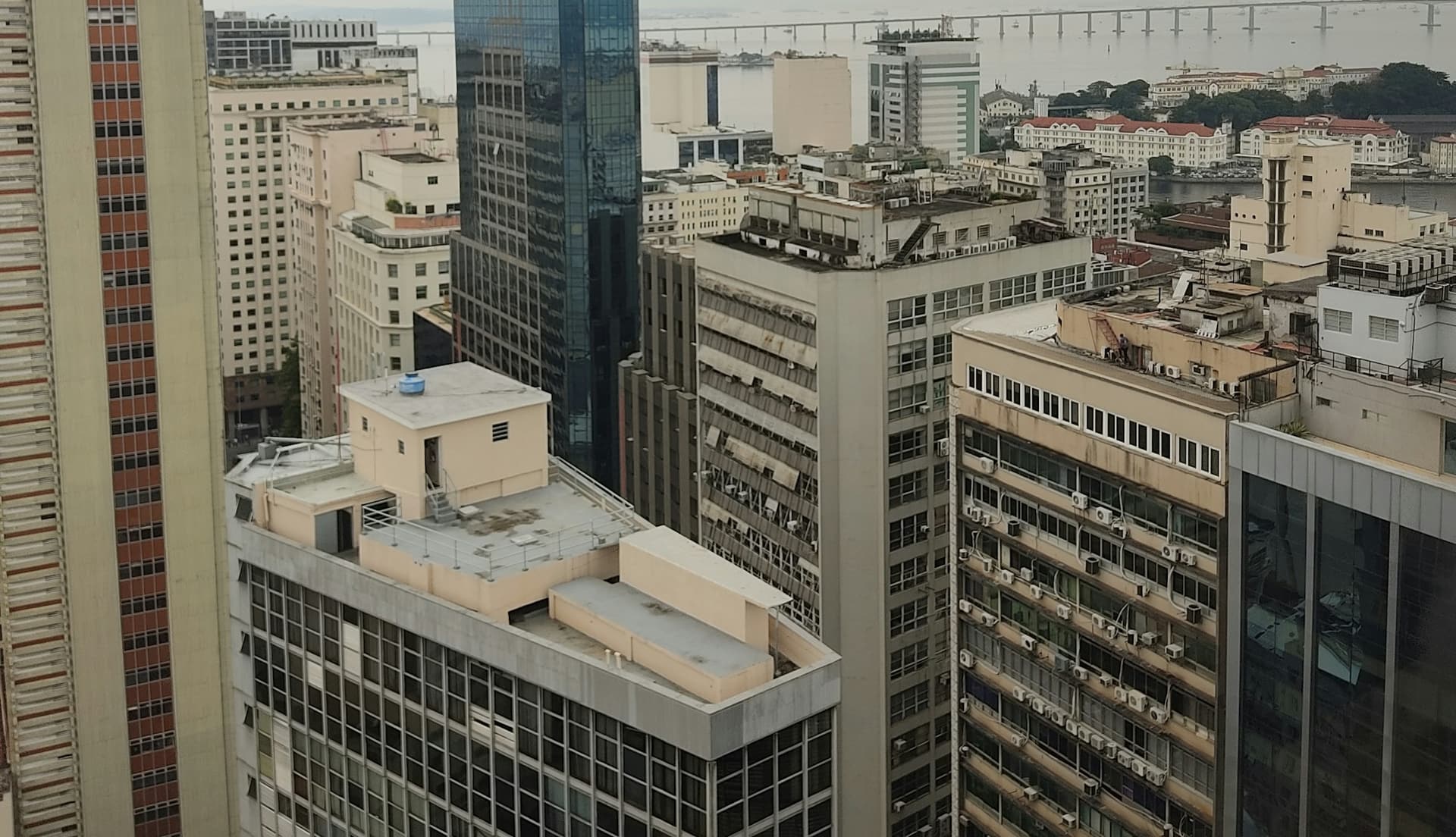 Vista dos edifícios do Centro do Rio de Janeiro com a Baía de Guanabara e a Ponte Rio-Niterói ao fundo